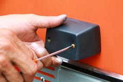 Άτομο που τοποθετεί την πλαστική προστασία λαβών στο σώμα του πυροσβεστικού οχήματος Σταθερή άτομο λαβή με τη χρησιμοποίηση του κ στοκ εικόνες Άτομο που τοποθετεί την πλαστική προστασία λαβών στο σώμα του πυροσβεστικού οχήματος Σταθερή άτομο λαβή με τη χρησιμοποίηση του κ στοκ εικόνες