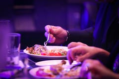 Άτομο που τρώει το γεύμα σε μια επίσημη να δειπνήσει περιοχή Άτομο που τρώει το γεύμα σε μια επίσημη να δειπνήσει περιοχή