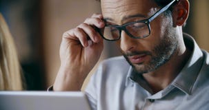 Άτομο που φορά eyeglasses που χρησιμοποιούν την ταμπλέτα Εταιρική συνεδρίαση των γραφείων εργασίας επιχειρησιακών ομάδων Καυκάσιο φιλμ μικρού μήκους Άτομο που φορά eyeglasses που χρησιμοποιούν την ταμπλέτα Εταιρική συνεδρίαση των γραφείων εργασίας επιχειρησιακών ομάδων Καυκάσιο φιλμ μικρού μήκους