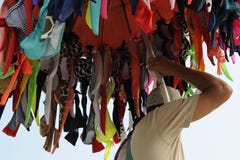 Άτομο που φροντίζει τα κολυμπώντας κοστούμια για να τους πωλήσει στοκ εικόνες Άτομο που φροντίζει τα κολυμπώντας κοστούμια για να τους πωλήσει στοκ εικόνες