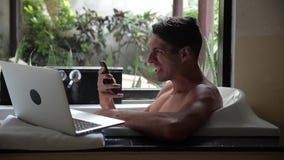 Άτομο που χρησιμοποιεί Smartphone στην μπανιέρα στο λουτρό Το άτομο έλαβε ένα κακό μήνυμα και παρουσιάζει θυμό Βία κινδύνου απόθεμα βίντεο Άτομο που χρησιμοποιεί Smartphone στην μπανιέρα στο λουτρό Το άτομο έλαβε ένα κακό μήνυμα και παρουσιάζει θυμό Βία κινδύνου απόθεμα βίντεο