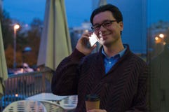 Άτομο που χρησιμοποιεί ένα τηλέφωνο που στο smartphone app και που κρατά το φλιτζάνι του καφέ εγγράφου στοκ φωτογραφίες με δικαίωμα ελεύθερης χρήσης Άτομο που χρησιμοποιεί ένα τηλέφωνο που στο smartphone app και που κρατά το φλιτζάνι του καφέ εγγράφου στοκ φωτογραφίες με δικαίωμα ελεύθερης χρήσης