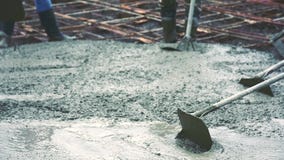 Άτομο που χρησιμοποιεί ξύλινο spatula για το τσιμέντο μετά από να χύσει το ready-mixed σκυρόδεμα απόθεμα βίντεο Άτομο που χρησιμοποιεί ξύλινο spatula για το τσιμέντο μετά από να χύσει το ready-mixed σκυρόδεμα απόθεμα βίντεο