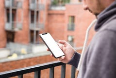 Άτομο που χρησιμοποιεί σύγχρονο κινητό bezel smartphone λιγότερο σχέδιο Πυροβοληθείς με την άποψη τρίτος-προσώπων, κενή οθόνη στοκ εικόνες Άτομο που χρησιμοποιεί σύγχρονο κινητό bezel smartphone λιγότερο σχέδιο Πυροβοληθείς με την άποψη τρίτος-προσώπων, κενή οθόνη στοκ εικόνες