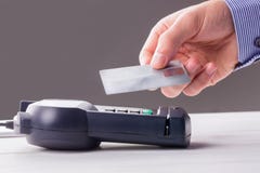Άτομο που χρησιμοποιεί την κάρτα για να εκφράσει την αμοιβή στοκ φωτογραφία με δικαίωμα ελεύθερης χρήσης Άτομο που χρησιμοποιεί την κάρτα για να εκφράσει την αμοιβή στοκ φωτογραφία με δικαίωμα ελεύθερης χρήσης