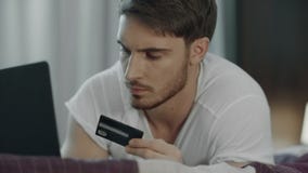 Άτομο που χρησιμοποιεί την πιστωτική κάρτα για τη σε απευθείας σύνδεση πληρωμή στον υπολογιστή Αγορά τεχνολογίας απόθεμα βίντεο Άτομο που χρησιμοποιεί την πιστωτική κάρτα για τη σε απευθείας σύνδεση πληρωμή στον υπολογιστή Αγορά τεχνολογίας απόθεμα βίντεο