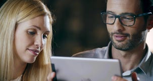 Άτομο που χρησιμοποιεί την τεχνολογία ταμπλετών Εταιρική συνεδρίαση των γραφείων εργασίας επιχειρησιακών ομάδων Τρεις ομάδα ανθρώ απόθεμα βίντεο Άτομο που χρησιμοποιεί την τεχνολογία ταμπλετών Εταιρική συνεδρίαση των γραφείων εργασίας επιχειρησιακών ομάδων Τρεις ομάδα ανθρώ απόθεμα βίντεο