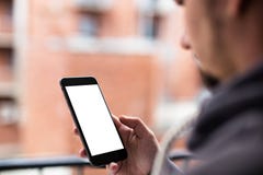 Άτομο που χρησιμοποιεί το σύγχρονο κινητό smartphone Πυροβοληθείς με την άποψη τρίτος-προσώπων, κενή οθόνη στοκ εικόνες Άτομο που χρησιμοποιεί το σύγχρονο κινητό smartphone Πυροβοληθείς με την άποψη τρίτος-προσώπων, κενή οθόνη στοκ εικόνες