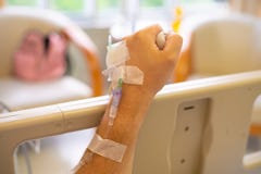 Άτομο σε ένα δωμάτιο νοσοκομείων που καλεί μια νοσοκόμα Ένα κουμπί έκτ στοκ φωτογραφίες με δικαίωμα ελεύθερης χρήσης Άτομο σε ένα δωμάτιο νοσοκομείων που καλεί μια νοσοκόμα Ένα κουμπί έκτ στοκ φωτογραφίες με δικαίωμα ελεύθερης χρήσης