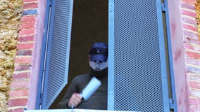 Άτομο στη μάσκα αποκριών με το μαχαίρι στο σπίτι στο ανοικτό παράθυρο απόθεμα βίντεο Άτομο στη μάσκα αποκριών με το μαχαίρι στο σπίτι στο ανοικτό παράθυρο απόθεμα βίντεο
