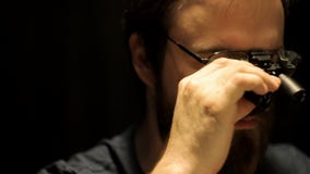 Άτομο στην ενίσχυση - κινηματογράφηση σε πρώτο πλάνο γυαλιών απόθεμα βίντεο Άτομο στην ενίσχυση - κινηματογράφηση σε πρώτο πλάνο γυαλιών απόθεμα βίντεο