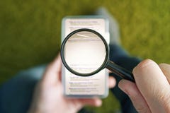 Άτομο συνεδρίασης με διαφανή πιό magnifier επάνω από τη σελίδα μηχανών αναζήτησης ξεφυλλίσματος smartphone Διάστημα αντιγράφων γι στοκ εικόνα Άτομο συνεδρίασης με διαφανή πιό magnifier επάνω από τη σελίδα μηχανών αναζήτησης ξεφυλλίσματος smartphone Διάστημα αντιγράφων γι στοκ εικόνα