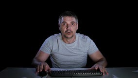 Άτομο φοβισμένο του σε απευθείας σύνδεση κινηματογράφου προσοχής Συγκινήσεις του φόβου στούντιο απόθεμα βίντεο Άτομο φοβισμένο του σε απευθείας σύνδεση κινηματογράφου προσοχής Συγκινήσεις του φόβου στούντιο απόθεμα βίντεο