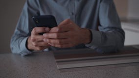Άτομο χρησιμοποιώντας το smartphone και καθμένος στο σπίτι φιλμ μικρού μήκους Άτομο χρησιμοποιώντας το smartphone και καθμένος στο σπίτι φιλμ μικρού μήκους