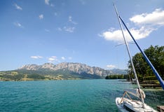 Έδαφος Αυστρία Salzburger περιοχής λιμνών: Άποψη πέρα από τη λίμνη Attersee - αυστριακές Άλπεις στοκ φωτογραφία με δικαίωμα ελεύθερης χρήσης Έδαφος Αυστρία Salzburger περιοχής λιμνών: Άποψη πέρα από τη λίμνη Attersee - αυστριακές Άλπεις στοκ φωτογραφία με δικαίωμα ελεύθερης χρήσης