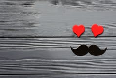 Έγγραφο mustache και κόκκινες καρδιές στο γκρίζο ξύλινο υπόβαθρο στοκ εικόνα με δικαίωμα ελεύθερης χρήσης Έγγραφο mustache και κόκκινες καρδιές στο γκρίζο ξύλινο υπόβαθρο στοκ εικόνα με δικαίωμα ελεύθερης χρήσης