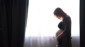 Έγκυο κορίτσι που κτυπά την κοιλιά και το χαμόγελό της Γυναίκα στο γκρίζο μπουρνούζι απόθεμα βίντεο Έγκυο κορίτσι που κτυπά την κοιλιά και το χαμόγελό της Γυναίκα στο γκρίζο μπουρνούζι απόθεμα βίντεο