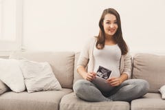 Έγκυος γυναίκα που εξετάζει sonography μωρών της στοκ εικόνες με δικαίωμα ελεύθερης χρήσης Έγκυος γυναίκα που εξετάζει sonography μωρών της στοκ εικόνες με δικαίωμα ελεύθερης χρήσης