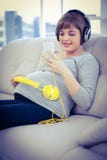 Έγκυος γυναίκα που χρησιμοποιεί το smartphone ακούοντας τη μουσική Στοκ εικόνα με δικαίωμα ελεύθερης χρήσης Έγκυος γυναίκα που χρησιμοποιεί το smartphone ακούοντας τη μουσική Στοκ εικόνα με δικαίωμα ελεύθερης χρήσης