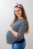 Έγκυος γυναίκα στη μακρυμάλλη κοιλιά εκμετάλλευσης στοκ φωτογραφία με δικαίωμα ελεύθερης χρήσης Έγκυος γυναίκα στη μακρυμάλλη κοιλιά εκμετάλλευσης στοκ φωτογραφία με δικαίωμα ελεύθερης χρήσης