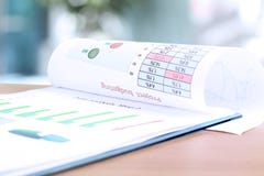 Έκθεση ανάλυσης επιχειρησιακών γραφικών παραστάσεων Σύνταξη προϋπολογισμού προγράμματος Στοκ Φωτογραφία Έκθεση ανάλυσης επιχειρησιακών γραφικών παραστάσεων Σύνταξη προϋπολογισμού προγράμματος Στοκ Φωτογραφία