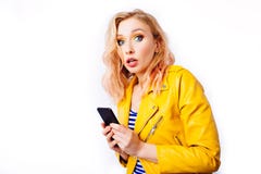 Έκπληκτο ξανθό κορίτσι με ένα smartphone στοκ φωτογραφίες με δικαίωμα ελεύθερης χρήσης Έκπληκτο ξανθό κορίτσι με ένα smartphone στοκ φωτογραφίες με δικαίωμα ελεύθερης χρήσης