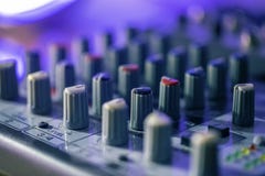 Έλεγχοι Eq σε ένα εγχώριο στούντιο που αναμιγνύει το γραφείο στοκ φωτογραφίες με δικαίωμα ελεύθερης χρήσης Έλεγχοι Eq σε ένα εγχώριο στούντιο που αναμιγνύει το γραφείο στοκ φωτογραφίες με δικαίωμα ελεύθερης χρήσης