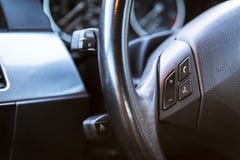 Έλεγχοι τιμονιών αυτοκινήτων και αυτοκινήτων με ελεύθερα χέρια και άλ στοκ εικόνα με δικαίωμα ελεύθερης χρήσης Έλεγχοι τιμονιών αυτοκινήτων και αυτοκινήτων με ελεύθερα χέρια και άλ στοκ εικόνα με δικαίωμα ελεύθερης χρήσης
