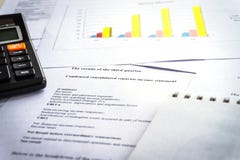 Έλεγχος των οικονομικών εκθέσεων η ανάπτυξη γραφικών παραστάσεων επιχειρησιακών διαγραμμάτων αυξανόμενη ωφελείται τα ποσοστά Ανάλ στοκ εικόνες Έλεγχος των οικονομικών εκθέσεων η ανάπτυξη γραφικών παραστάσεων επιχειρησιακών διαγραμμάτων αυξανόμενη ωφελείται τα ποσοστά Ανάλ στοκ εικόνες
