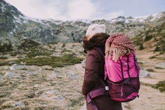 Ένα backpacker εξετάζει το βουνό από μια τεράστια κοιλάδα στοκ εικόνα με δικαίωμα ελεύθερης χρήσης Ένα backpacker εξετάζει το βουνό από μια τεράστια κοιλάδα στοκ εικόνα με δικαίωμα ελεύθερης χρήσης