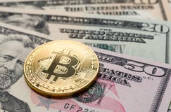 Ένα bitcoin με τους λογαριασμούς δολαρίων στοκ εικόνες με δικαίωμα ελεύθερης χρήσης Ένα bitcoin με τους λογαριασμούς δολαρίων στοκ εικόνες με δικαίωμα ελεύθερης χρήσης