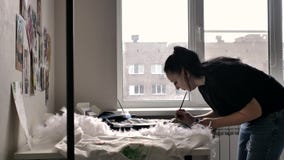 Ένα brunette σε μια μαύρη μπλούζα και τα τζιν σύρει απόθεμα βίντεο Ένα brunette σε μια μαύρη μπλούζα και τα τζιν σύρει απόθεμα βίντεο