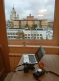 Ένα Macbook με τη ψηφιακή κάμερα στοκ εικόνες Ένα Macbook με τη ψηφιακή κάμερα στοκ εικόνες