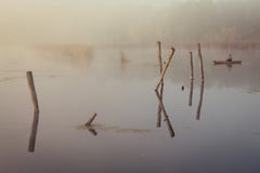 Ένα misty πρωί από τη λίμνη Μικρό αλιευτικό σκάφος στη λίμνη στοκ εικόνες Ένα misty πρωί από τη λίμνη Μικρό αλιευτικό σκάφος στη λίμνη στοκ εικόνες