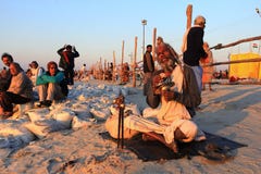 Ένα Sadhu τραγουδά τις προσευχές καθώς έρχεται να πάρει το ιερό λουτρό σε Kumbh Mela στοκ φωτογραφία Ένα Sadhu τραγουδά τις προσευχές καθώς έρχεται να πάρει το ιερό λουτρό σε Kumbh Mela στοκ φωτογραφία