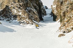 Ένα άτομο ένα snowboarder ελεύθερο κατεβαίνει έναν backcountry με υψηλή ταχύτητα από μια κλίση στοκ εικόνες με δικαίωμα ελεύθερης χρήσης Ένα άτομο ένα snowboarder ελεύθερο κατεβαίνει έναν backcountry με υψηλή ταχύτητα από μια κλίση στοκ εικόνες με δικαίωμα ελεύθερης χρήσης