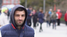 Ένα άτομο με καλαμιές εξετάζει τη κάμερα Κινηματογράφηση σε πρώτο πλάνο ενός πραγματικού βέβαιου αγοριού φιλμ μικρού μήκους Ένα άτομο με καλαμιές εξετάζει τη κάμερα Κινηματογράφηση σε πρώτο πλάνο ενός πραγματικού βέβαιου αγοριού φιλμ μικρού μήκους