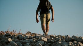 Ένα άτομο με ένα μεγάλο σακίδιο πλάτης αναρριχείται σε ένα βουνό Νεαρός άνδρας που ασκεί τον υγιή ενεργό τρόπο ζωής απόθεμα βίντεο Ένα άτομο με ένα μεγάλο σακίδιο πλάτης αναρριχείται σε ένα βουνό Νεαρός άνδρας που ασκεί τον υγιή ενεργό τρόπο ζωής απόθεμα βίντεο
