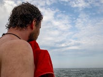 Ένα άτομο με μια γενειάδα σκουπίζει από μια πετσέτα μετά από να κολυμπήσει στη θάλασσα E στοκ φωτογραφία με δικαίωμα ελεύθερης χρήσης Ένα άτομο με μια γενειάδα σκουπίζει από μια πετσέτα μετά από να κολυμπήσει στη θάλασσα E στοκ φωτογραφία με δικαίωμα ελεύθερης χρήσης