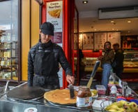 Ένα άτομο που κάνει crepe στην οδό στο Παρίσι στοκ φωτογραφία με δικαίωμα ελεύθερης χρήσης Ένα άτομο που κάνει crepe στην οδό στο Παρίσι στοκ φωτογραφία με δικαίωμα ελεύθερης χρήσης