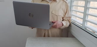 Ένα άτομο που φορά το ελαφρύ χρωματισμένο επίσημο πουκάμισο στέκεται στη γωνία στοκ εικόνα Ένα άτομο που φορά το ελαφρύ χρωματισμένο επίσημο πουκάμισο στέκεται στη γωνία στοκ εικόνα