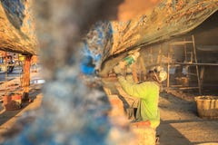 Ένα άτομο που χρησιμοποιεί το μύλο σε προετοιμασία για το αντι αποκρουστικό χρώμα που είναι app στοκ φωτογραφία με δικαίωμα ελεύθερης χρήσης Ένα άτομο που χρησιμοποιεί το μύλο σε προετοιμασία για το αντι αποκρουστικό χρώμα που είναι app στοκ φωτογραφία με δικαίωμα ελεύθερης χρήσης