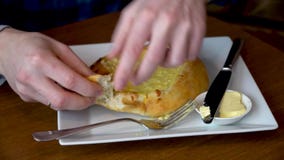 Ένα άτομο προετοιμάζεται να φάει Adzhar Khachapuri σε έναν καφέ στη Γεωργία απόθεμα βίντεο Ένα άτομο προετοιμάζεται να φάει Adzhar Khachapuri σε έναν καφέ στη Γεωργία απόθεμα βίντεο