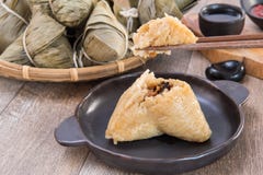 Ένα άτομο πρόκειται να φάει την μπουλέττα zongzi ή ρυζιού στο φεστιβάλ βαρκών δράκων Στοκ Εικόνα Ένα άτομο πρόκειται να φάει την μπουλέττα zongzi ή ρυζιού στο φεστιβάλ βαρκών δράκων Στοκ Εικόνα
