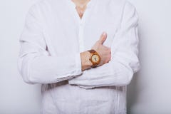 Ένα άτομο σε ένα κομψό άσπρο πουκάμισο με ένα ρολόι σε ετοιμότητα του στοκ εικόνα με δικαίωμα ελεύθερης χρήσης Ένα άτομο σε ένα κομψό άσπρο πουκάμισο με ένα ρολόι σε ετοιμότητα του στοκ εικόνα με δικαίωμα ελεύθερης χρήσης