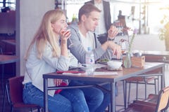 Ένα αγαπώντας ζεύγος πίνει το κρασί σε έναν καφές-φραγμό Λυπημένο ζεύγος μετά από το argu στοκ εικόνα με δικαίωμα ελεύθερης χρήσης Ένα αγαπώντας ζεύγος πίνει το κρασί σε έναν καφές-φραγμό Λυπημένο ζεύγος μετά από το argu στοκ εικόνα με δικαίωμα ελεύθερης χρήσης
