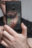 Ένα ανθρώπινο πρόσωπο σε ένα άκρο δακτύλου ο χρήστης ανιχνεύει τα δακτυλικά αποτυπώματα για να έχει πρόσβαση στα προσωπικά στοιχε στοκ εικόνες Ένα ανθρώπινο πρόσωπο σε ένα άκρο δακτύλου ο χρήστης ανιχνεύει τα δακτυλικά αποτυπώματα για να έχει πρόσβαση στα προσωπικά στοιχε στοκ εικόνες