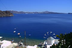 Ένα βλέμμα από το νησί Thirassia σε Santorini Στοκ Φωτογραφία Ένα βλέμμα από το νησί Thirassia σε Santorini Στοκ Φωτογραφία