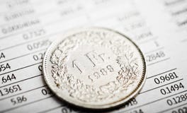 Ένα ελβετικό νόμισμα φράγκων στην κυμαινόμενη γραφική παράσταση στοκ εικόνα Ένα ελβετικό νόμισμα φράγκων στην κυμαινόμενη γραφική παράσταση στοκ εικόνα
