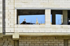 Ένα εμπορευματοκιβώτιο του υγρού σκυροδέματος ανέρχεται σε ένα ύψος ενός γερανού σε ένα εργοτάξιο οικοδομής σε Mogilev, λευκορωσι στοκ εικόνες με δικαίωμα ελεύθερης χρήσης Ένα εμπορευματοκιβώτιο του υγρού σκυροδέματος ανέρχεται σε ένα ύψος ενός γερανού σε ένα εργοτάξιο οικοδομής σε Mogilev, λευκορωσι στοκ εικόνες με δικαίωμα ελεύθερης χρήσης